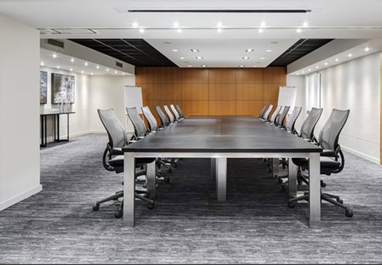 Salle de réunion équipée, en configuration séminaire